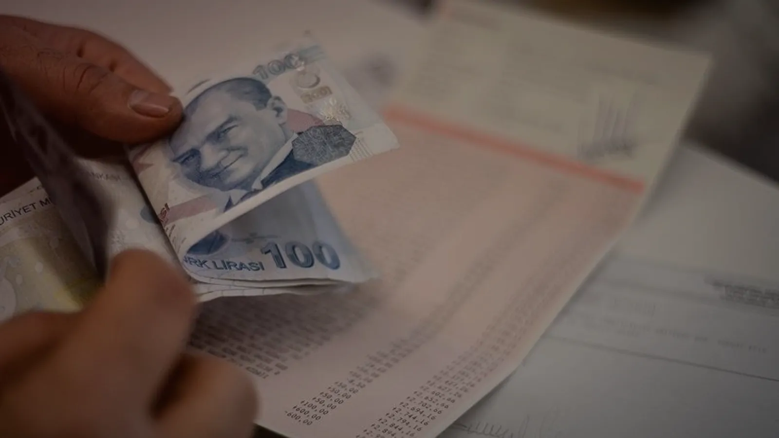 emekli maaşı zam parasını sayan adam temsili