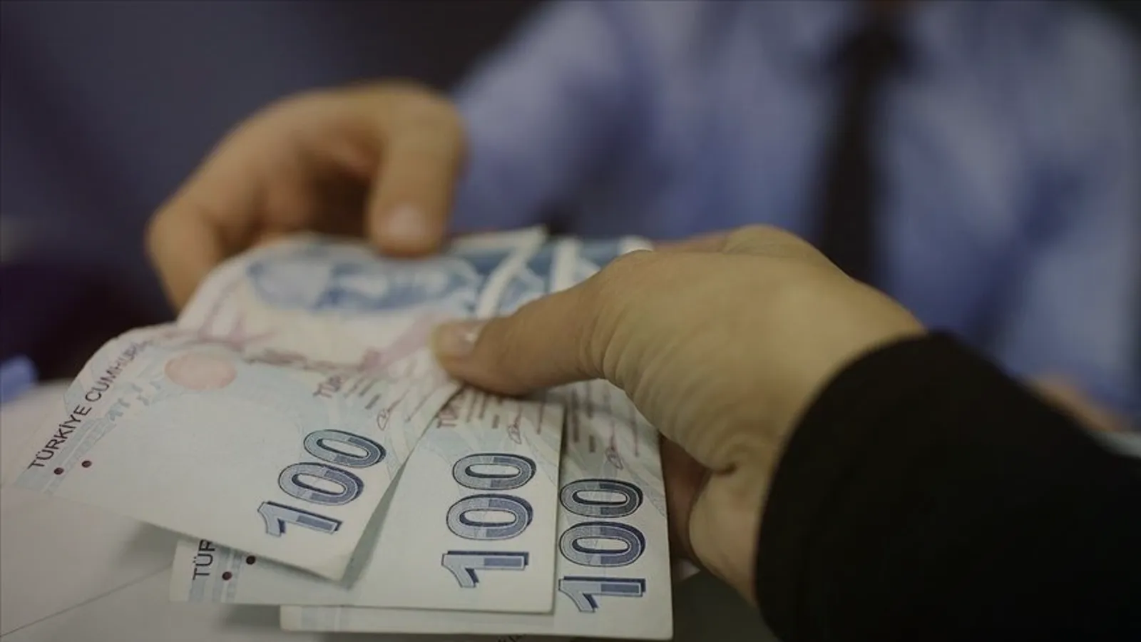iki kişi para alışverişi yapıyor temsili görsel