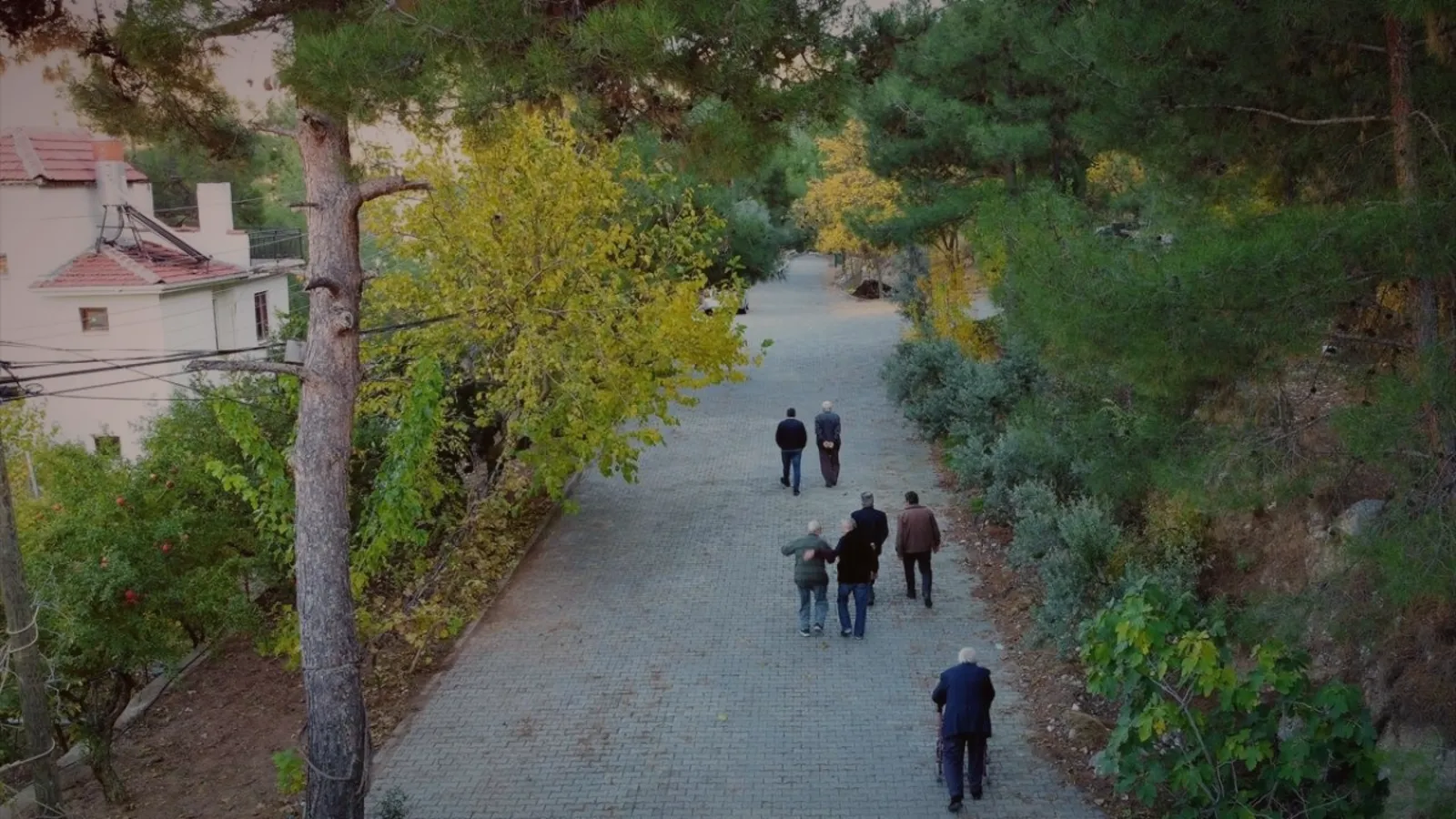köyde yürüyen yaşlı emekli insanlar temsili görsel